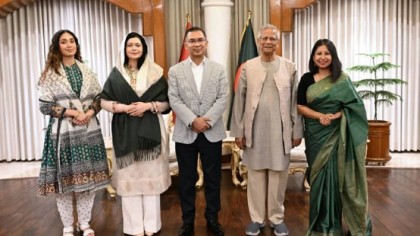 প্রধান উপদেষ্টা ড. মুহাম্মদ ইউনূসের সঙ্গে সপরিবারে তারেক রহমানের সৌজন্য সাক্ষাৎ