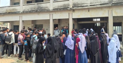 শিক্ষককে লাঞ্ছিত করার প্রতিবাদে শিক্ষার্থীদের ক্লাস বর্জন