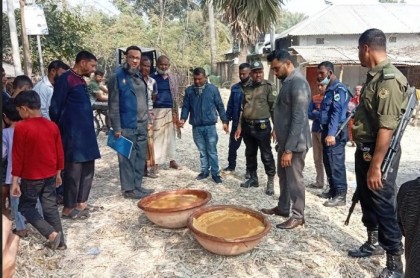 চারঘাটে অস্বাস্থ্যকর পরিবেশে খাদ্যপণ্য উৎপাদন: দুই প্রতিষ্ঠানকে ৬০ হাজার টাকা জরিমানা, জব্দ ২ মণ ভেজাল গুড়