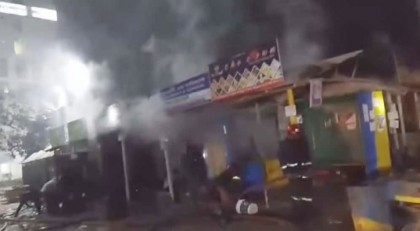 টিএমএসএস মেডিকেল কলেজ হাসপাতালের সামনে অগ্নিকাণ্ড, দুই ফার্মেসি ও রেস্টুরেন্টে ব্যাপক ক্ষতি