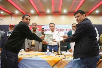 বগুড়ায় তারেক রহমানের হাতে 'অগ্রযাত্রা' স্মরণিকা তুলে দিলো যুবদল