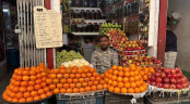 নওগাঁয় ইফতারের ফলের বাজারে আগুন, খালি হাতে ফিরছেন হতদরিদ্ররা
