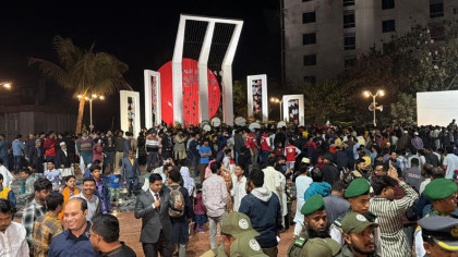 রাজশাহীতে নবনির্মিত  কেন্দ্রীয় শহীদ মিনারে মানুষের ঢল