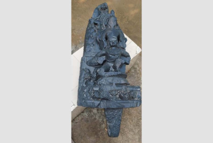 নওগাঁয় কবরস্থান থেকে হাজার বছর পুরনো ১৩৭ কেজি ওজনের কষ্টিপাথরের মূর্তি উদ্ধার 