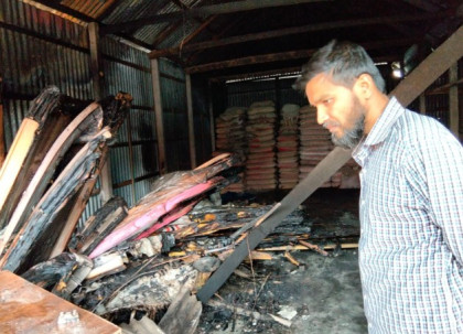 সলঙ্গায় ব্যবসা প্রতিষ্ঠানে দুর্বৃত্তের আগুন : ৩৩ লাখ টাকার ক্ষতি