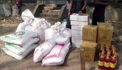 রংপুরে অবৈধভাবে মজুদ করা বিপুল পরিমাণ টিসিবির পণ্য উদ্ধার করেছে পুলিশ