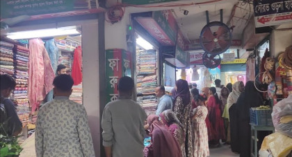 ফার্সি ড্রেস, জিন্স ও পাঞ্জাবিতে জমে উঠেছে শেরপুরের ঈদ বাজার