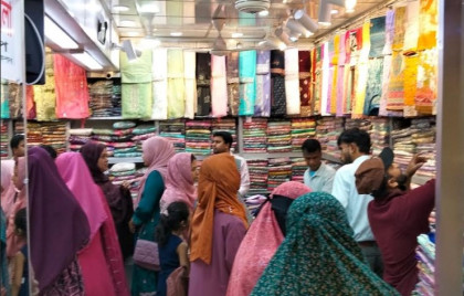 রংপুরে ঈদের আনন্দে দোকানগুলোতে এখন ক্রেতাদের উপচে পড়া ভিড় 