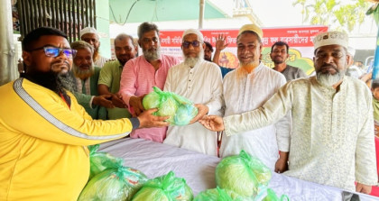বগুড়ায় ক্ষুদ্র ফল ব্যবসায়ীদের 
মাঝে ঈদ সামগ্রী বিতরণ 