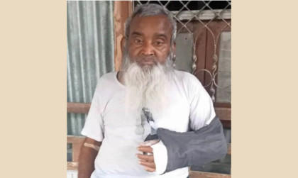 বগুড়ায় অবসরপ্রাপ্ত শিক্ষককে রড দিয়ে পিটিয়ে হাত ভাঙ্গে দিলো এক দম্পতি