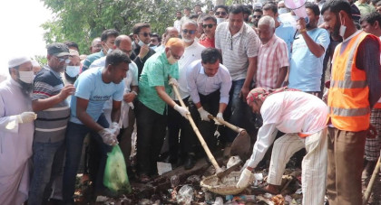 নওগাঁয় পরিষ্কার-পরিচ্ছন্নতা কার্যক্রমের উদ্বোধন করলেন এমপি ধলু