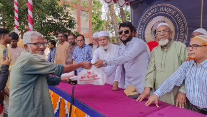 জয়পুরহাটে দুই হাজার অসহায় মানুষের মাঝে ঈদ সামগ্রী বিতরণ