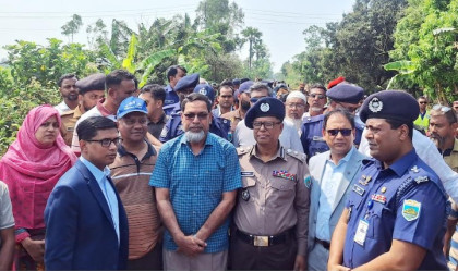 নীলসাগর ট্রেন দুর্ঘটনাস্থল পরিদর্শনে বিভাগীয় কমিশনার ও জেলা প্রশাসক