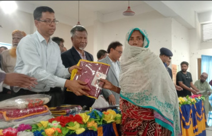 ক্ষেতলালে প্রধানমন্ত্রীর ত্রাণ বিতরণ করলেন জনপ্রশাসন প্রতিমন্ত্রী