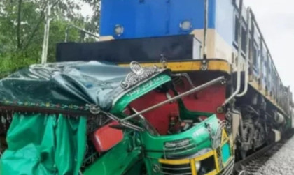 অরক্ষিত রেলক্রসিংয়ে দুর্ঘটনা, অল্পের জন্য প্রাণে বাঁচলেন চালক