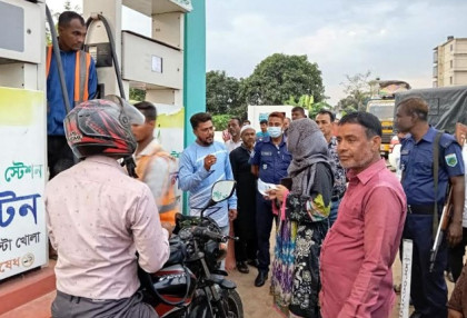 বগুড়ায় তেল মজুত রেখে না দেয়ায় পেট্রোল পাম্পের ৩০ হাজার টাকা জরিমানা