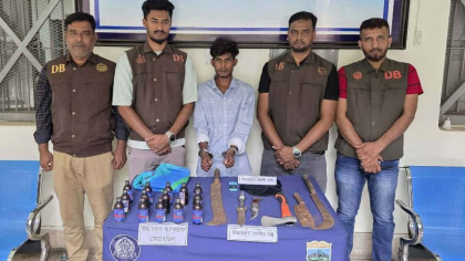 বগুড়ায় মাদক ও দেশীয় অস্ত্রসহ যুবক গ্রেফতার