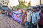 ধামইরহাটে বালুবাহী ওভারলোড ট্রাক চলাচল বন্ধের দাবিতে মানববন্ধন
