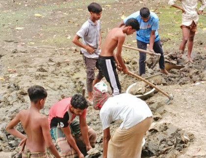 রায়গঞ্জে এলাকাবাসীর স্বেচ্ছাশ্রমে সড়ক সংস্কার