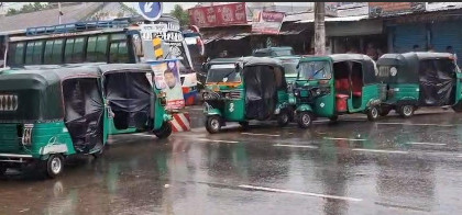 জয়পুরহাটে বিজিবির বিরুদ্ধে দুই  পরিবহন  শ্রমিককে মারধরের অভিযোগে প্রধান সড়ক অবরোধ 