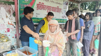 মুনলাইট ডেভেলপমেন্ট সোসাইটির উদ্যোগে অসহায়দের নিয়ে ফল উৎসব