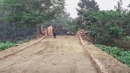 প্রধানমন্ত্রীর সফর শেষে রাস্তা থেকে ইট তুলে নিয়ে গেলেন ঠিকাদার