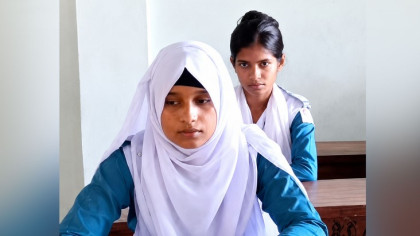 সব বাধা পেরিয়ে এইচএসসি পরীক্ষায় অংশ নিলেন সুমাইয়া, কলেজের গাফিলতিতে বঞ্চনার পর ফিরল স্বস্তি