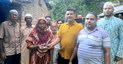 আদমদীঘির পা ভাঙা ট্রাক চালক অসহায় হীরার  পাশে স্থানীয় যুবকরা