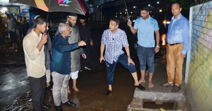 টানা ছয় ঘণ্টার বৃষ্টিতে বগুড়া শহর জলমগ্ন, জলাবদ্ধতা নিরসনে মাঠে প্রশাসক