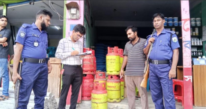 নন্দীগ্রামে মূল্য তালিকা ছাড়াই এলপিজি গ্যাস বিক্রি, মোবাইল কোর্টে দুই প্রতিষ্ঠানকে জরিমানা