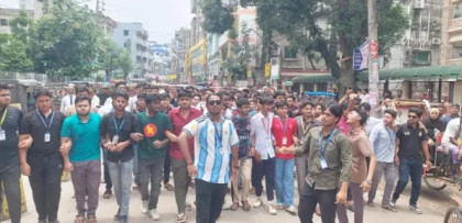 এইচএসসি পরীক্ষা স্থগিতের দাবিতে বগুড়ায় সড়ক অবরোধ, ডিসি কার্যালয় ঘেরাও