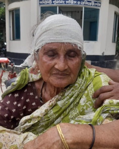 বগুড়ায় জমি নিয়ে বিরোধ: ৮০ বছরের
বৃদ্ধা মাকে বাঁচাতে গিয়ে ছেলেসহ আহত 