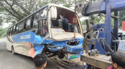 পাবনায় লাশবাহী অ্যাম্বুলেন্সের সঙ্গে বাসের সংঘর্ষে নিহত বেড়ে ৩