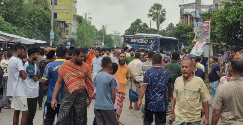 বগুড়ায় শ্রমিকের হাটে বাসচাপায় ৭ দিনমজুর নিহত, মহাসড়ক অবরোধ