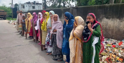 বগুড়ায় ময়লার ভাগাড় অপসারণের দাবিতে লাঠি হাতে নারীদের বিক্ষোভ