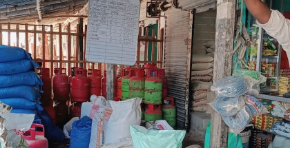 নন্দীগ্রামে টিএসপি সারের দাম নিয়ে অভিযোগ, ১,৩৫০ টাকার বস্তা বিক্রি হচ্ছে ১,৮০০ টাকায়!