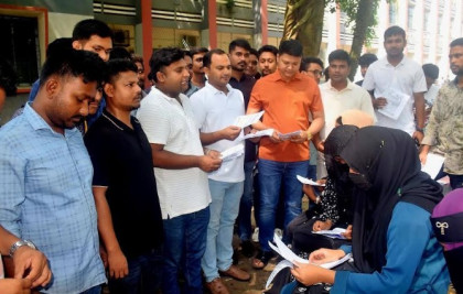 বগুড়ায় ডেঙ্গু প্রতিরোধে আজিজুল হক কলেজ ছাত্রদলের লিফলেট বিতরণ