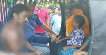 মেয়েকে ৬ মাস ধরে ধর্ষণ, বাবাকে গণপিটুনি দিয়ে পুলিশে দিল এলাকাবাসী