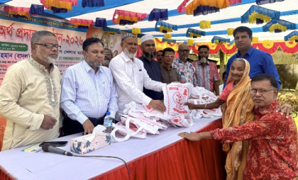 বগুড়ায় দূর্গাপূজা উপলক্ষে
স্বর্ণগ্রামের নগদ অর্থ ও বস্ত্র বিতরণ 