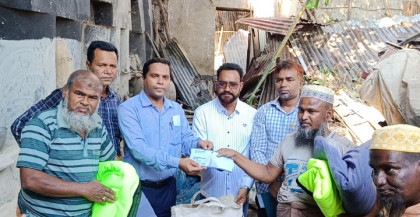 নন্দীগ্রামে শর্ট সার্কিটের আগুনে পুরলো কৃষকের বসতভিটা, পরিবারের পাশে দাঁড়ালেন ইউএনও  